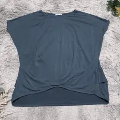 グラシア フロントツイスト カットソー バックタック くすみブルー Mのサムネイル