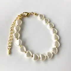 ビーズ　ブレスレット　ハートのパールビーズとゴールドビーズのブレスレット
