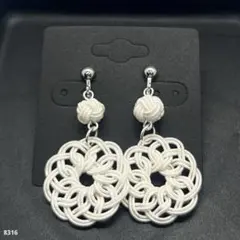 ハンドメイド【水引】イヤリング　ホワイト