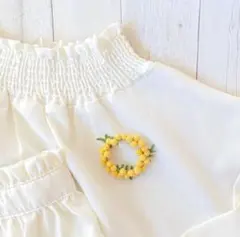 ミモザのリースブローチ