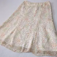 23区　花柄フレアスカート ひざ下丈　サイズ46(13―15号相当)のサムネイル