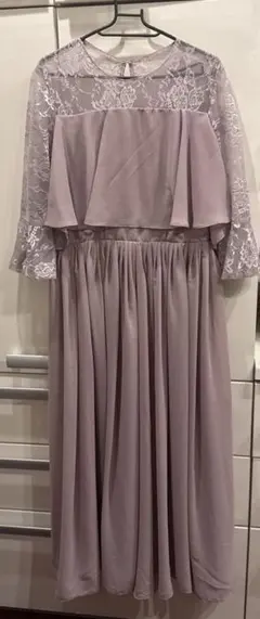 淡いピンク系のレースのパーティードレス