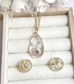ドライフラワーレジンネックレス(半球)とピアスセット　レジンハンドメイド
