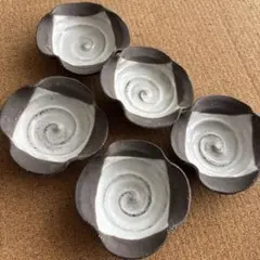 【未使用】手作り　花びら型の陶器皿 5枚セット