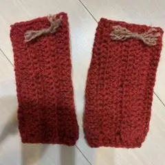 赤い編み物アームカバー・リボン付き
