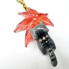 紅葉と猫ちゃんストラップ ジャンピング猫