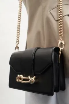 CHARLES&KEITHチャールズ&キースメタリックバックルクロスボディバッグ