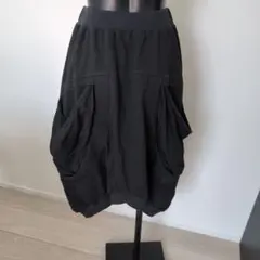 黒の大きめポケット付きバルーンロングスカート