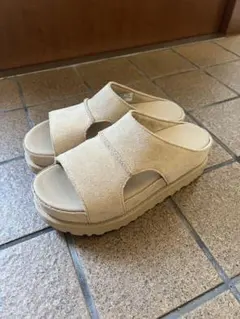 限定値下げ！UGG（アグ）厚底サンダル ベージュ36 / 22cm - メルカリ