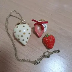 ストロベリー型ネックレスとチャームセット