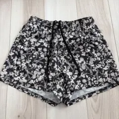 花柄ショートパンツ 黒と白