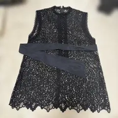 黒のレースノースリーブトップス