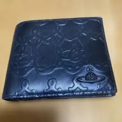 黒いレザー二つ折り財布 エンボス加工