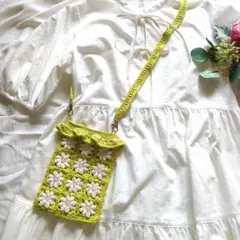 手編み　スマホショルダー　花モチーフ　フリル