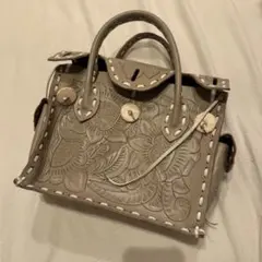 グレースコンチネンタル マエストラ　カービングトライブス　グレージュ　ホワイト