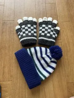 指なし手袋とポンポン付きニット帽のセット