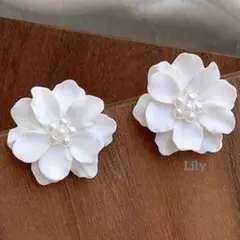 ✨ 白 花 カメリア ピアス 清楚 レトロ 椿 エレガント