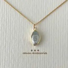 ネックレスチャーム / 淡水パールホワイト 枠留めリーフ