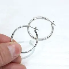 しっかりとした肉厚のフープPT900プラチナ地金ピアス