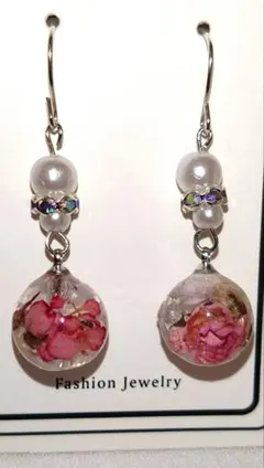 ミニバラ花入りドロップ型ピアス レッド