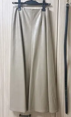 Mila Owen レザーライクナローフレアスカート