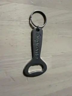 Supreme ボトルオープナー キーホルダー　ボトル開け　瓶開けシュプリームのサムネイル