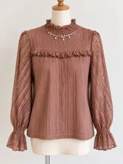 axes femme くすみピンク レースブラウス ビジュー