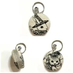 ハンドメイド　自転車用くるみボタンキーホルダー　ウサギと猫②