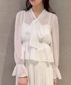 【2025SS美品】シアープリーツボウタイブラウス SNIDEL WHTのサムネイル