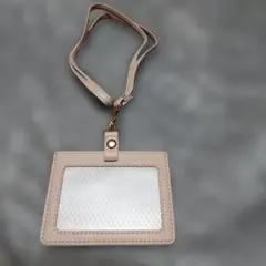ベージュ 透明ポケット付きパスケース