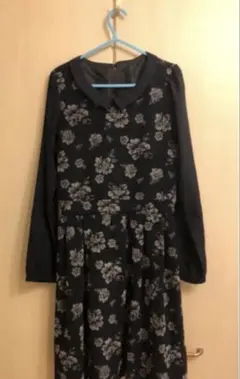 黒花柄長袖ひざ丈ワンピース