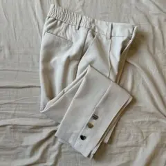 Fit more 裾ハートボタン付きテーパードパンツ S