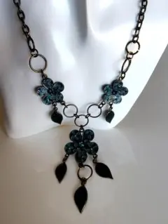 繊細な青い花のアンティークなネックレス