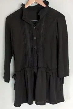 黒い長袖シャツ フリル付き