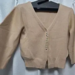 新品同様試着のみ　パールボタン ベージュ カーディガンのサムネイル