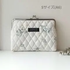 がま口ポーチ Sサイズ レースフラワー キルト 母子手帳・お薬手帳ケース 北欧風