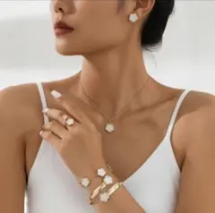 花モチーフ ゴールドアクセサリーセットのサムネイル