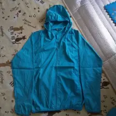 青いフード付きウィンドブレーカー