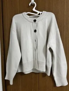 GU ライトベージュ ボタン付きニットカーディガン
