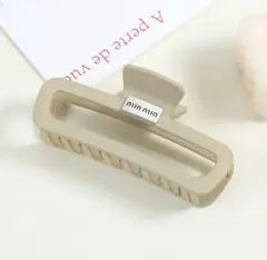 大きめヘアクリップ スクエア ロゴ入り まとめ髪 高見え 上品 大人　ベージュ