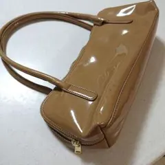 DEVINI ベージュ エナメル ハンドバッグ