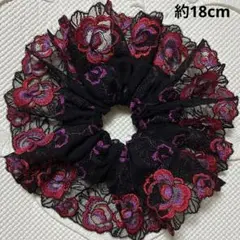 ハンドメイド ♡シュシュ フリル 深赤色に深赤×黒の花の刺しゅう入り 