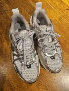 NIKE/ナイキウィメンズ V2K ラン：スニーカー シルバー24.5