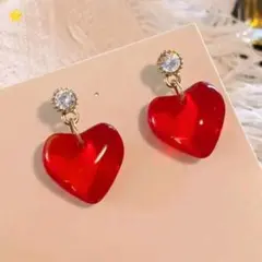 赤いハート型ピアス　カジュアル　エレガント　個性的　フェミニン　ガーリー
