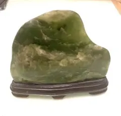 翡翠　鑑賞石　緑色　置物 木製スタンド付き 翡翠 鑑賞石 緑色 置物 木製スタンド付き - メルカリ