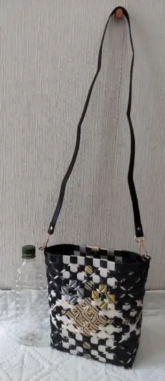 編み込みデザインのかごバッグ