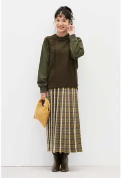 お花の刺しゅうが華やぐ ニットとスウェットのドッキングトップス　カーキ