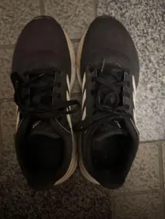 黒のスニーカー adidas