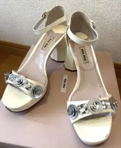 MIUMIU ビジューサンダル　白