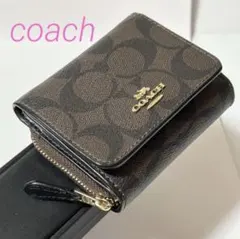 美品 コーチ コンパクト財布 PVC シグネチャー スモール トライフォールド